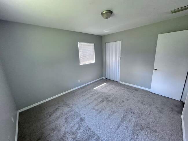 Building Photo - Roomy Home with Privacy, Outdoor Space & P...