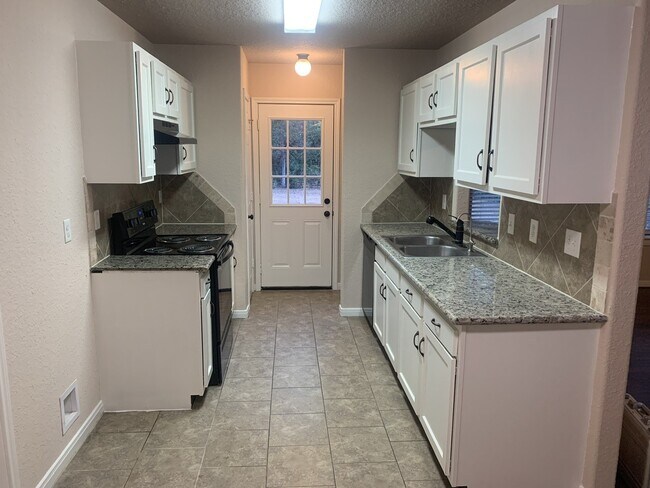 Building Photo - 10855 Royal Pines Dr