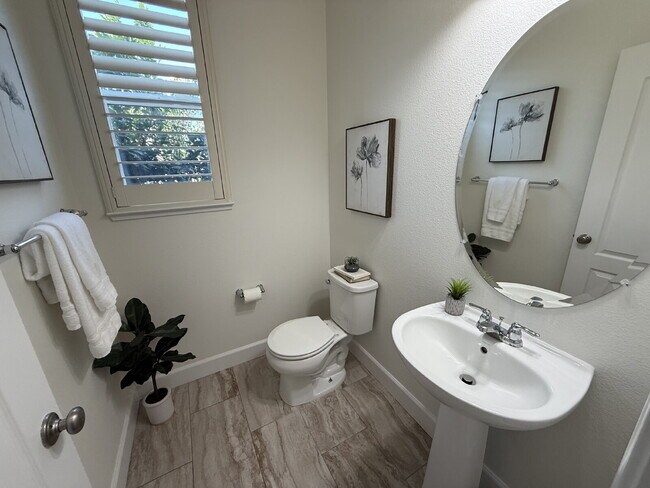 Building Photo - Beautiful Newer Built 3 Bed/2.5 Bath Detached Home in Great Livermore Location