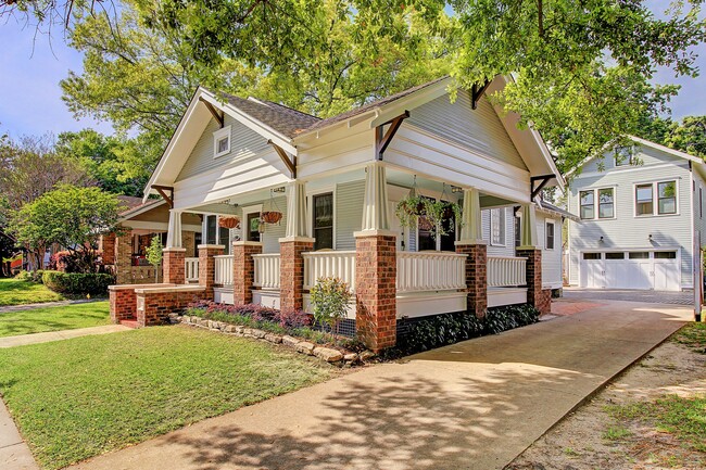 Building Photo - 1123 E 7th St