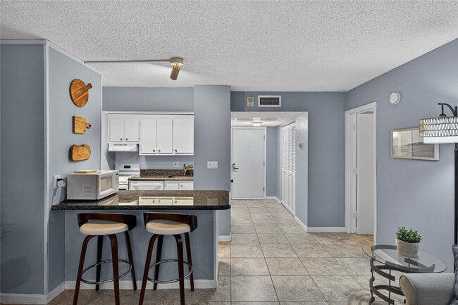 Building Photo - 209 N Fort Lauderdale Beach Blvd