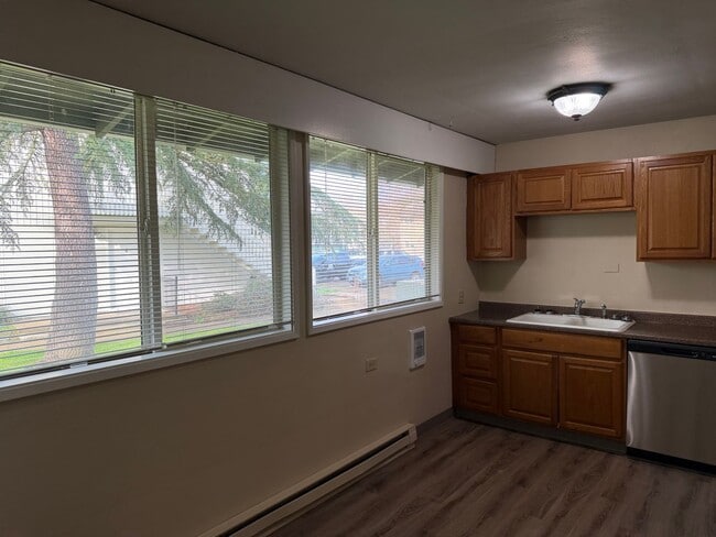 Building Photo - Updated 2 bedroom 1 bath duplex in Eugene!