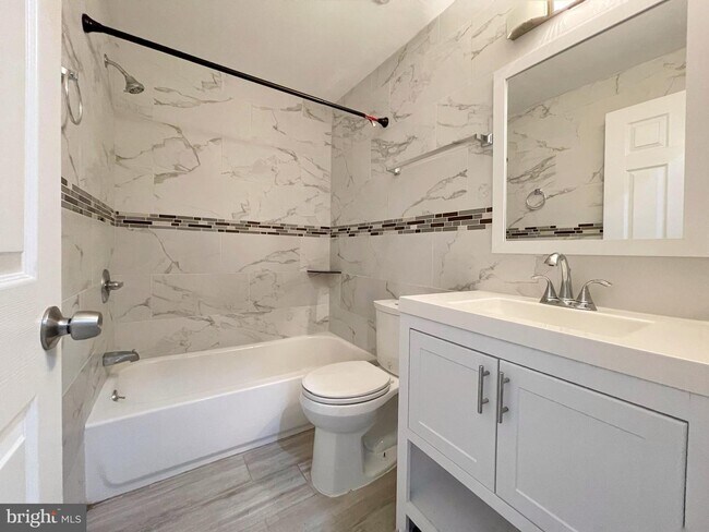 Building Photo - 136 S 11th St