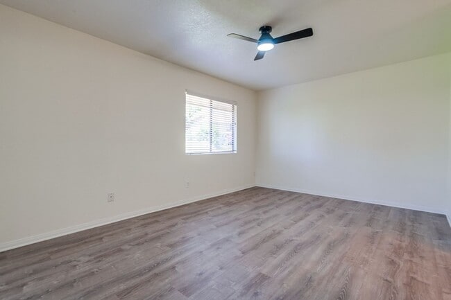 Building Photo - Downtown Vista Townhome, Available Now!