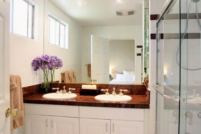 Master Bath - 514 S Francisca Ave