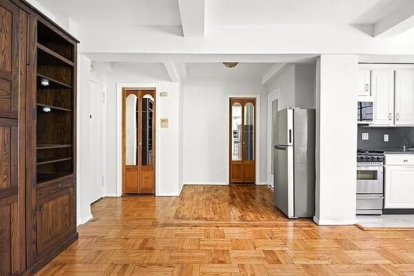 Building Photo - 140 E 40th St