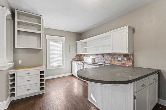 Building Photo - Charming 2 Bed, 1 Bath Lenexa Home with Modern Amenities!