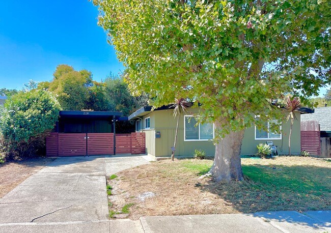 Building Photo - 220 Los Altos Pl