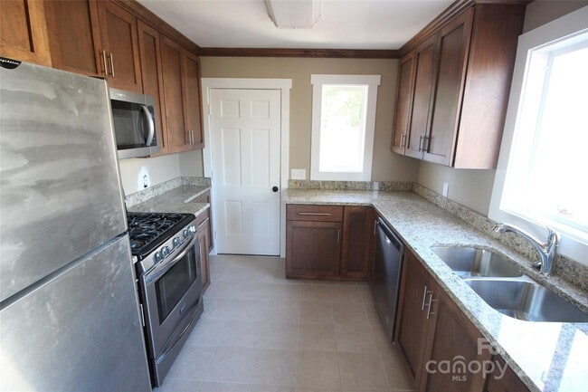 Building Photo - 110 Hillside Ct