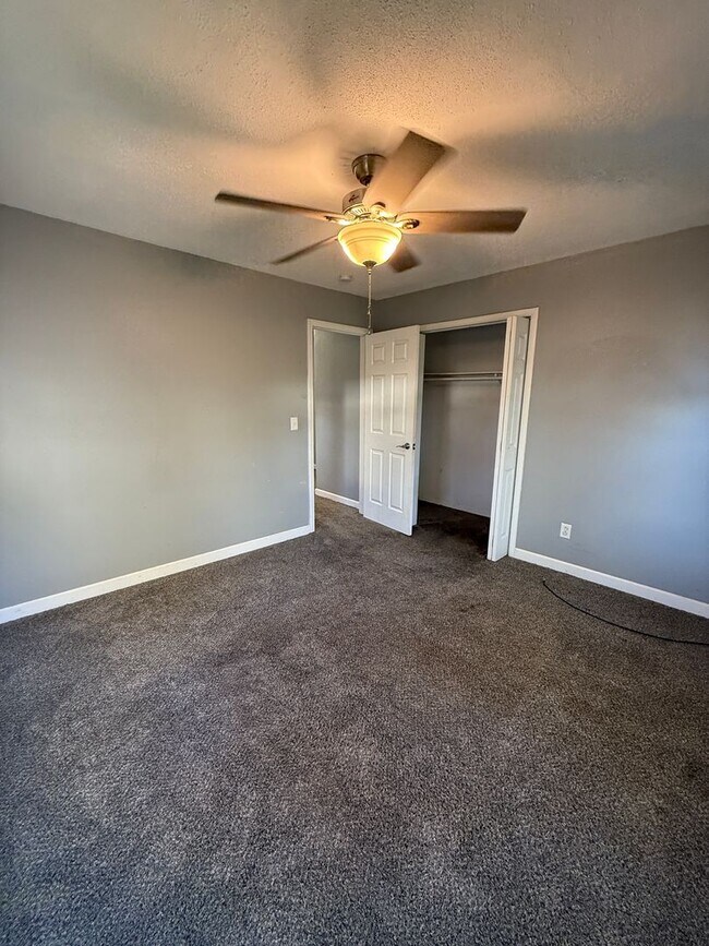 Building Photo - 4 bedroom/2 bath house