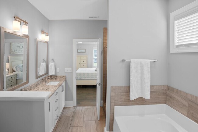 Building Photo - Stunning 4 bedroom 2.5 bath home located in Hampstead Wyndwater Community