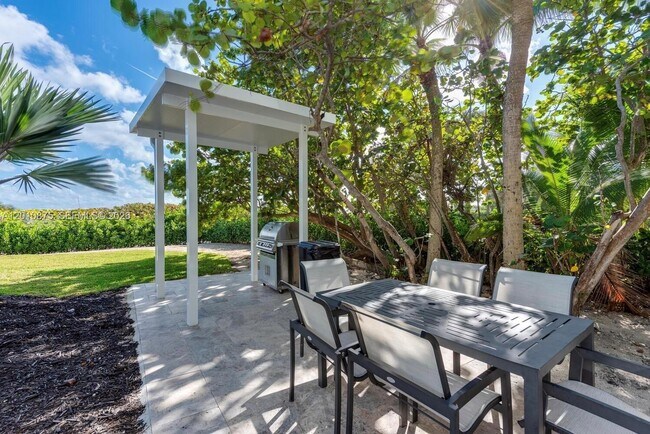 Building Photo - 8925 Collins Ave