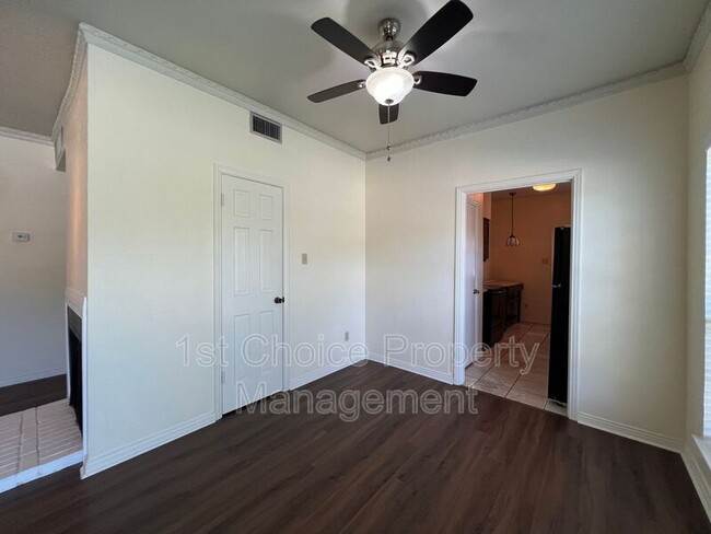 Building Photo - 4405 Bellaire Dr S