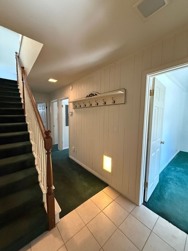 Building Photo - 3 Bed, 2 Bath Townhome with Vaulted Ceilings & Private Balcony
