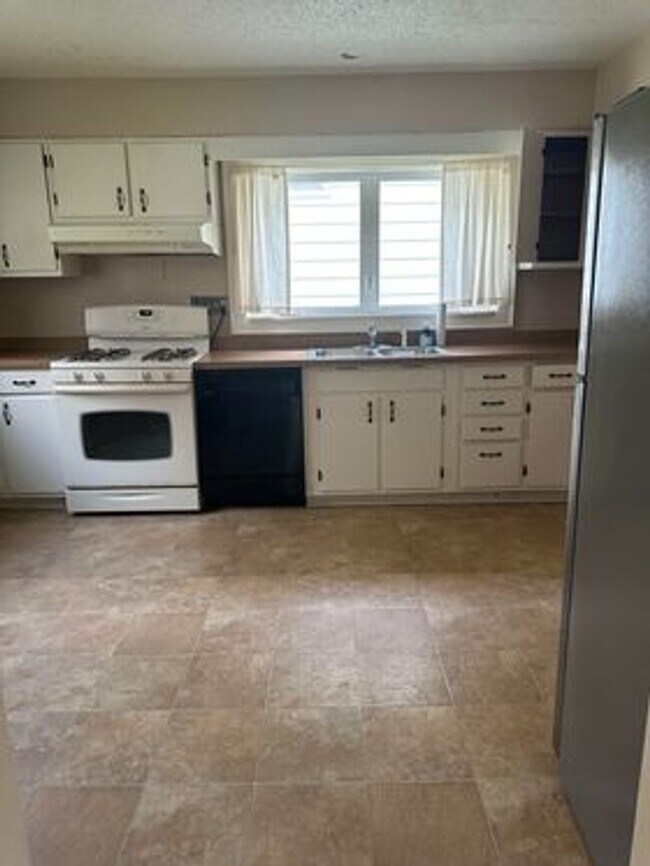 Building Photo - 630 N 16th Ave E