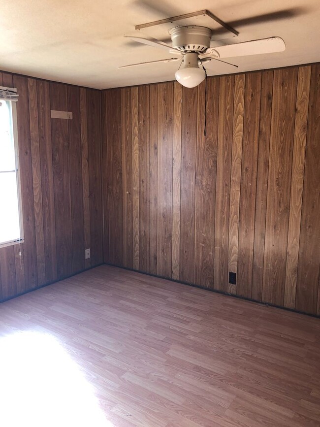 Building Photo - Trailer House; 3 bed 2 bath, covered patio