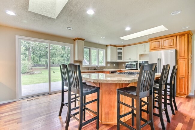 Building Photo - Fantastic Remodel in E Renton Highlands!