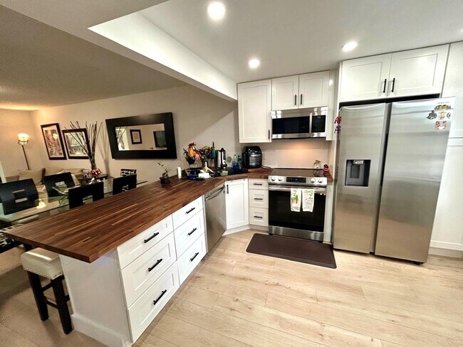 Building Photo - 1050 Country Club Dr