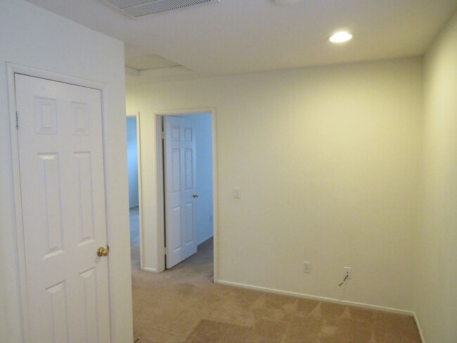 Building Photo - Autumn Glenn Large Two Story Home Near Sho...