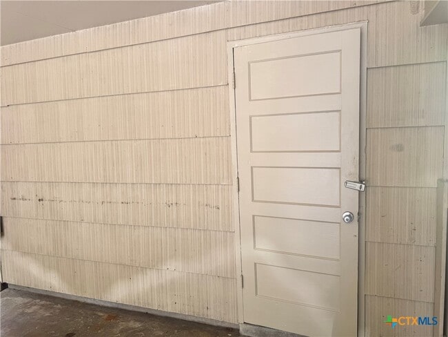 Building Photo - 902 Fern Ln