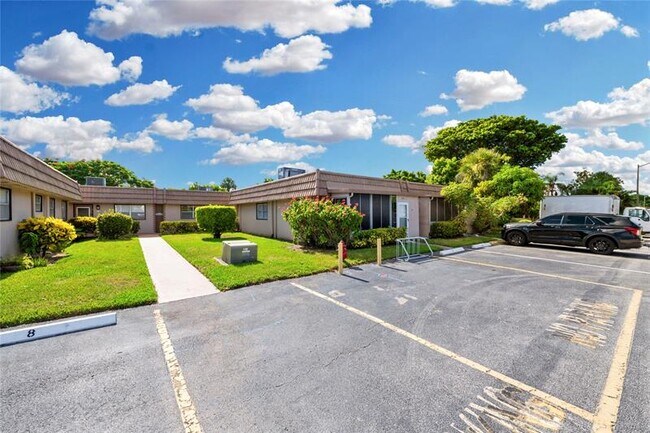 Building Photo - 220 Seville Dr