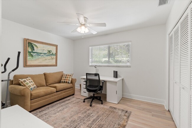 Building Photo - 1202 Palm Trail