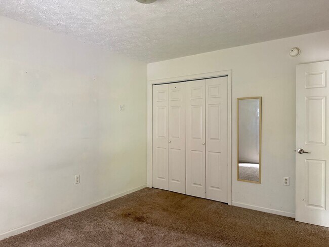 Building Photo - 4 Greenbriar Rd