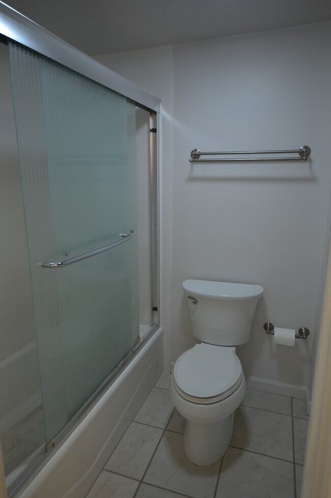 Building Photo - Pearl Regency Condo - 1 bedroom, 1 bath, 1 parking Avail 11/1/2021