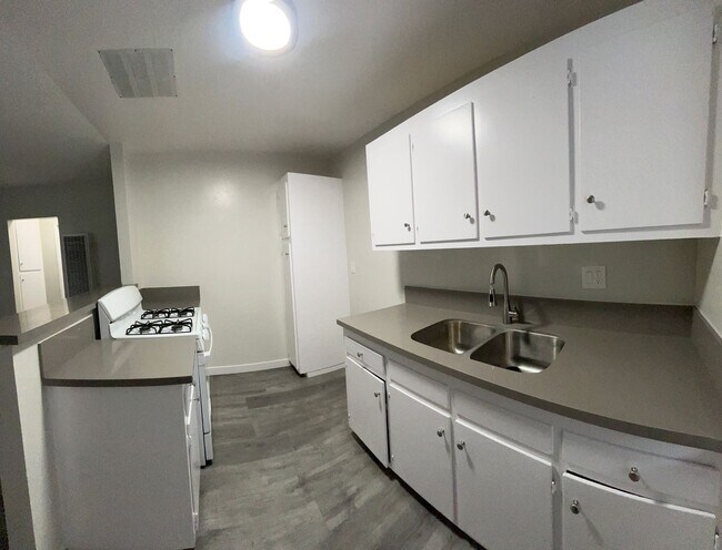 Building Photo - SPACIOUS 2 BEDROOM 1 BATH UPSTAIRS WITH 1 SHARED PARKING SPACE INCLUDED