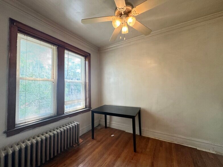 Building Photo - 4830 W Addison St