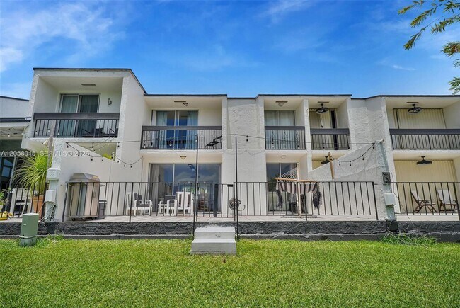 Building Photo - 9177 Fontainebleau Blvd