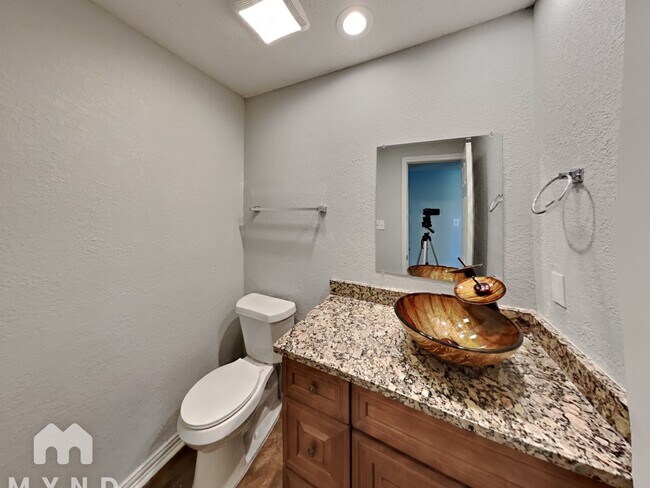 Building Photo - 3816 Walnut Dr