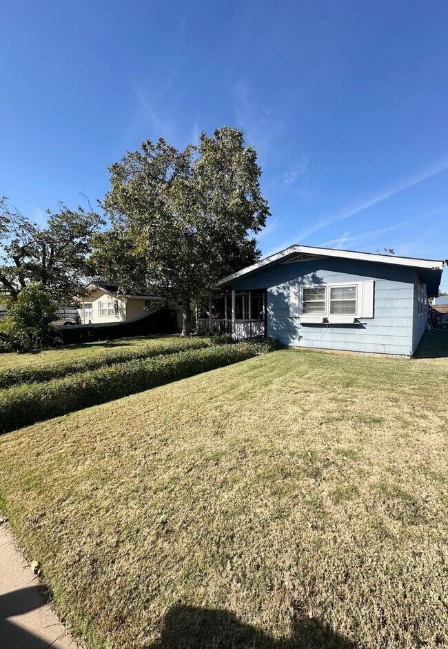 Building Photo - 3 Bed 1.5 Bath Ready to Rent ASAP!