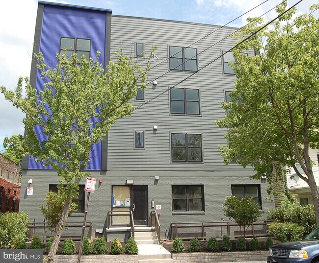 Building Photo - 919 Sheridan St NW