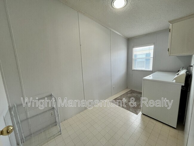 Building Photo - 10614 Hayden Ave