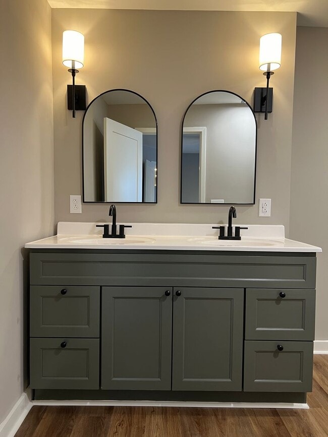 Building Photo - Remodeled Single Level 3 Bed, 2 Bath Home w/ 1 Car Garage