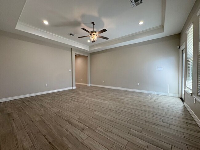 Building Photo - DCR602