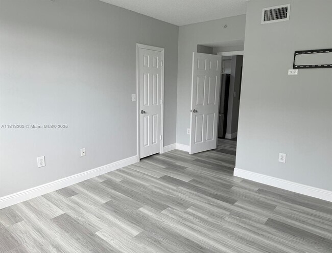 Building Photo - 100 SW 117th Terrace