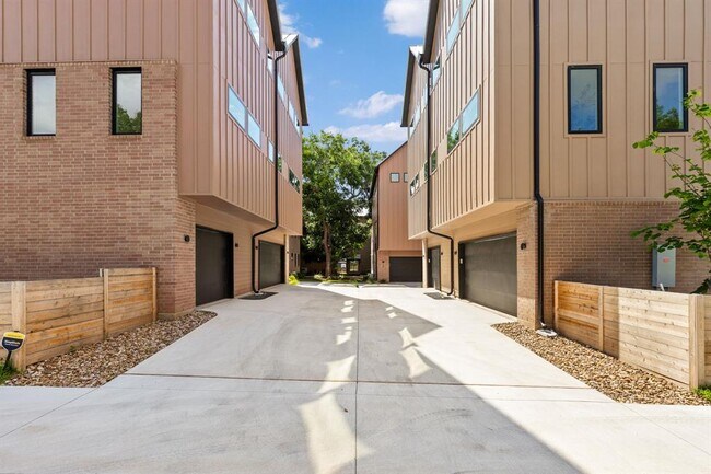 Building Photo - 732 Springdale Rd