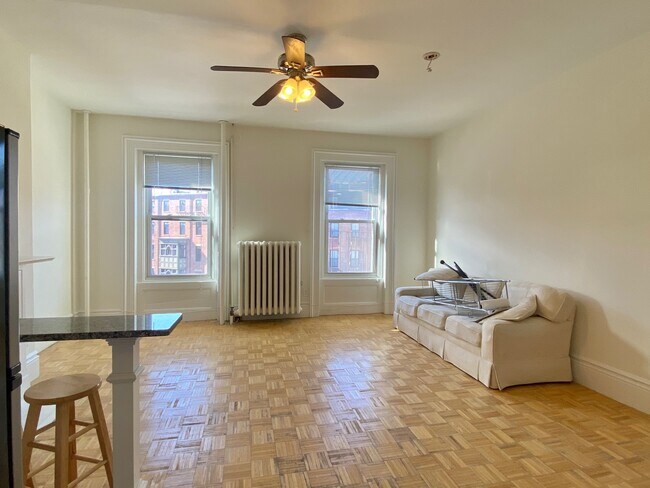 Building Photo - 90 Charles St