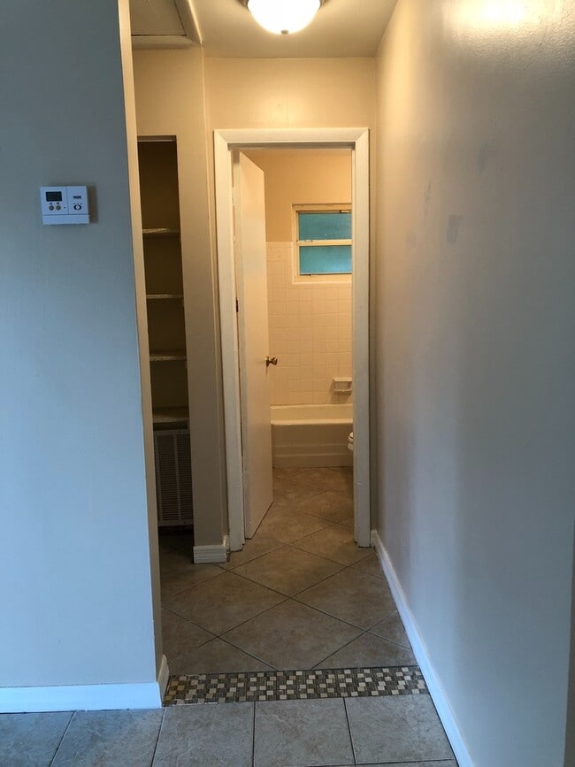 Building Photo - 2 Bed 1 Bath Home | Pet Friendly | Washer ...