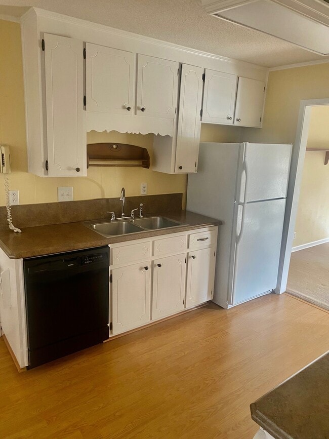 Building Photo - 214 Meadowbrook Dr