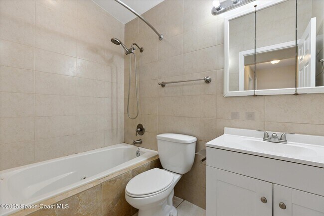 Building Photo - 925 Abeto St NE