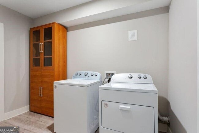 Building Photo - 2666 Davenport St