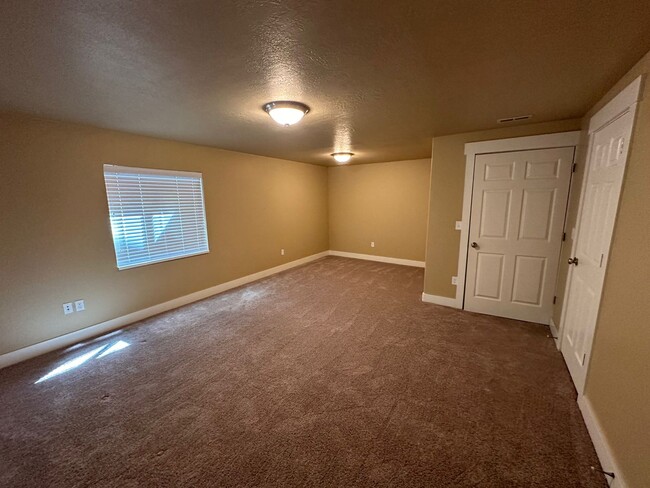 Building Photo - Orem Townhome - Hillcrest Neighborhood