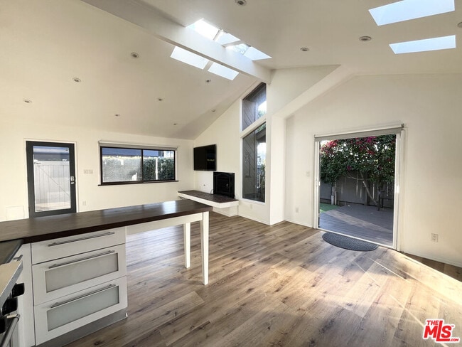 Building Photo - 602 Victoria Ave