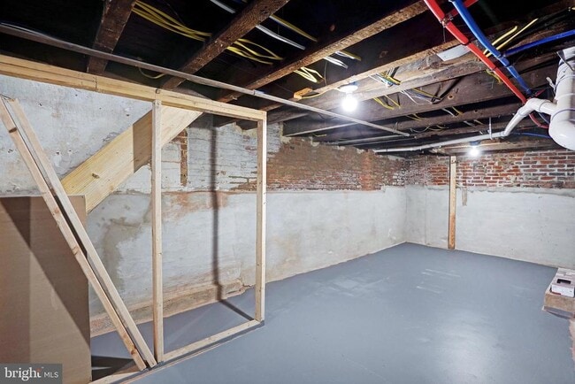 Building Photo - 565 Line St