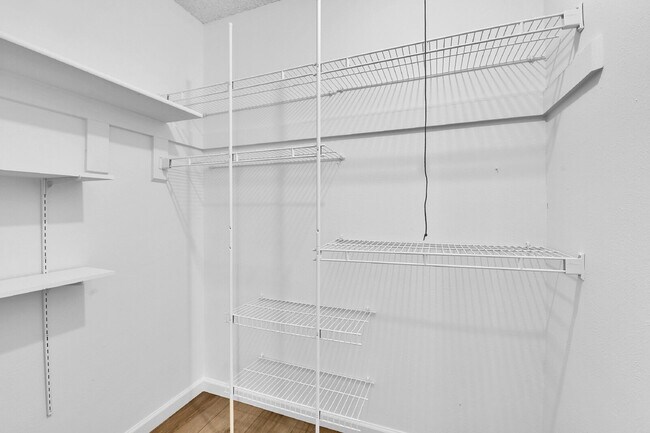 Building Photo - $2,540.95 with $300 off the first month's Rent- 4 Bedroom, 1.5 Bath, Single Family Home in Aurora...