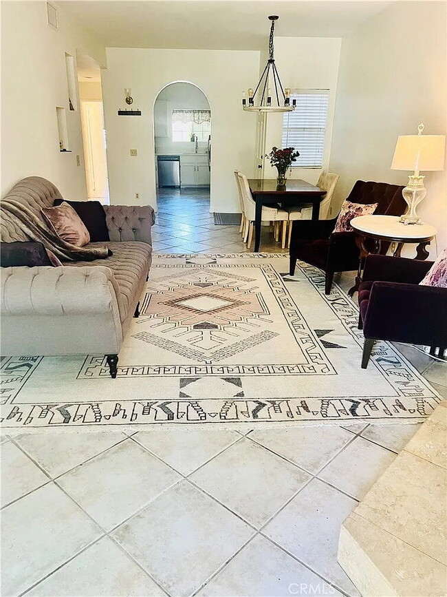 Building Photo - "Charming 2-Bedroom Haven in Santa Ana – Your Ideal Retreat Awaits!"