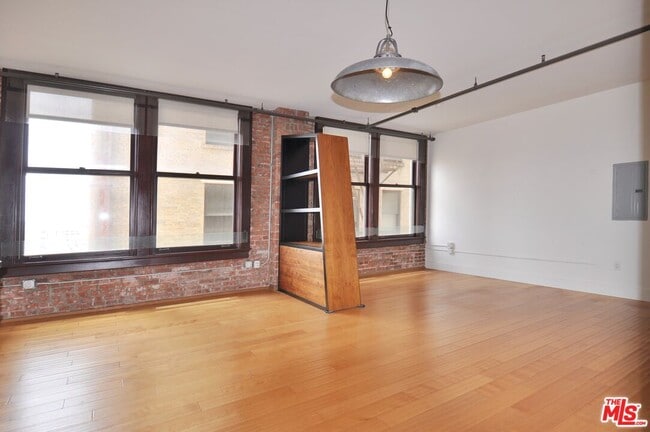 Building Photo - 460 S Spring St